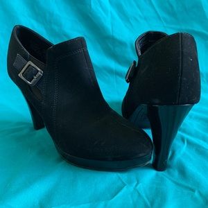 Fioni Black Suede Heels: size 8